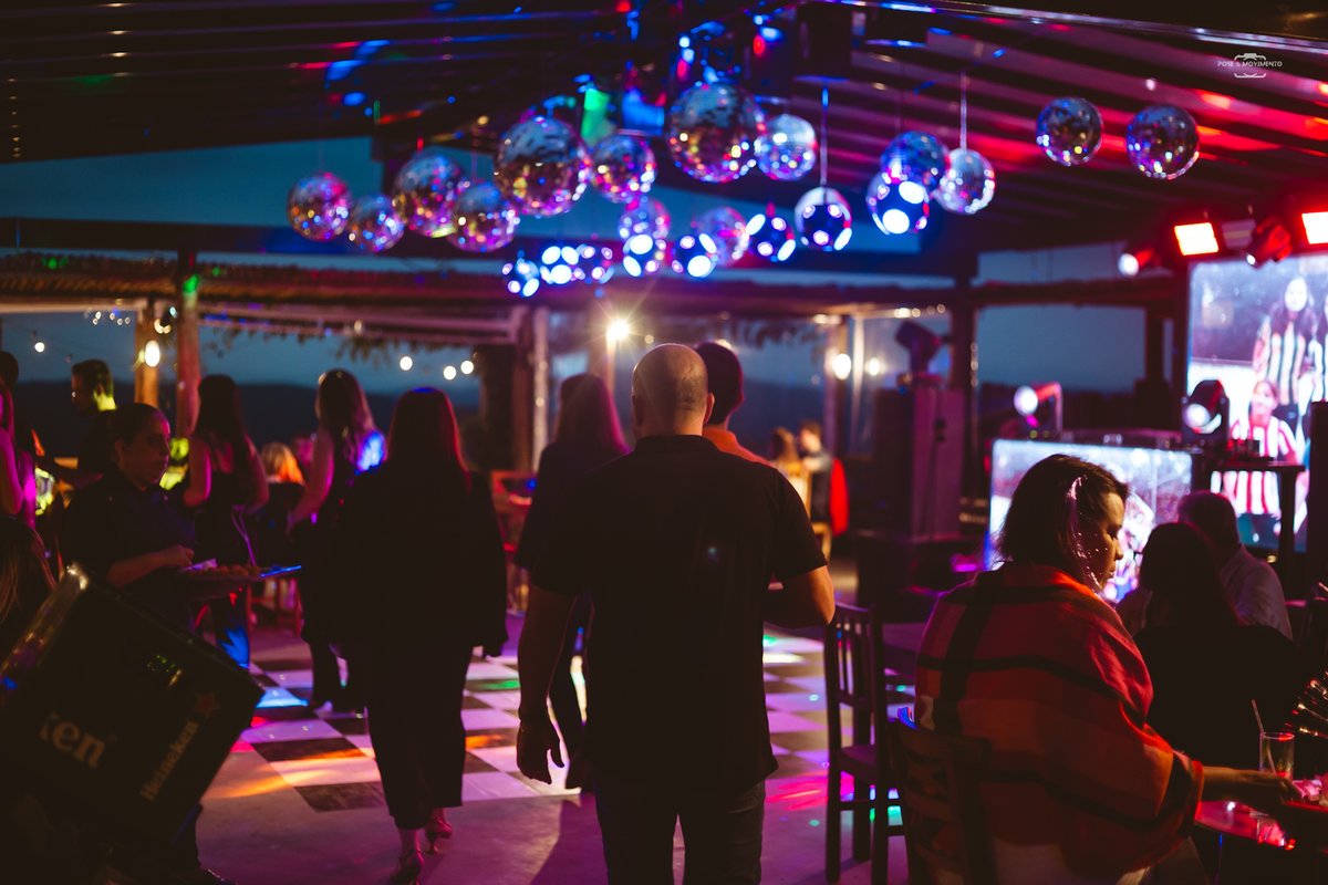 Pista de dança com globos espelhados e painel de LED