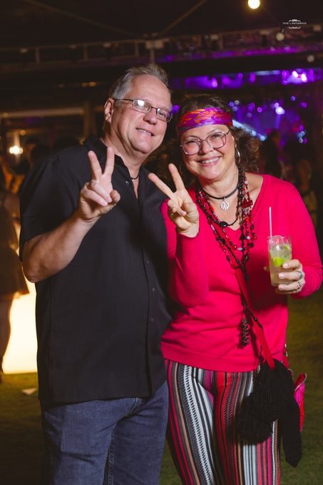 Casal fazendo sinal de paz durante a festa