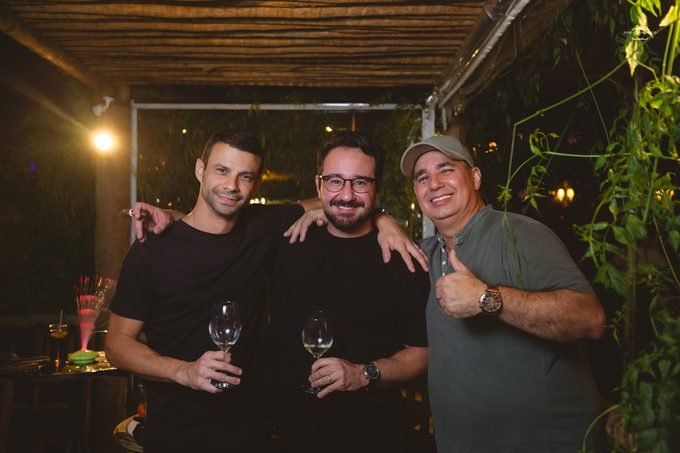 Amigos brindando durante a festa