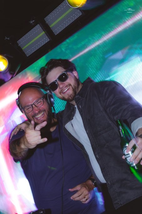 DJ Rafa Justen com convidado em frente ao painel de LED