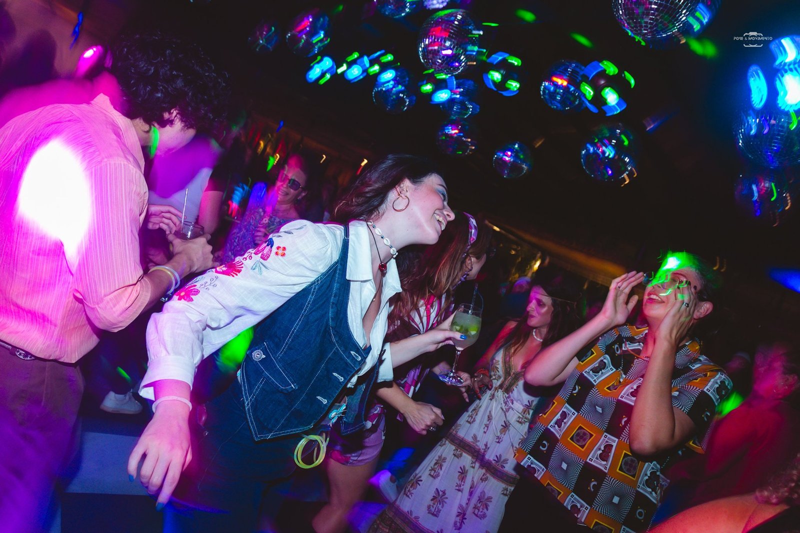 Pista de dança do Flashback na Serra iluminada por globos espelhados e luzes neon