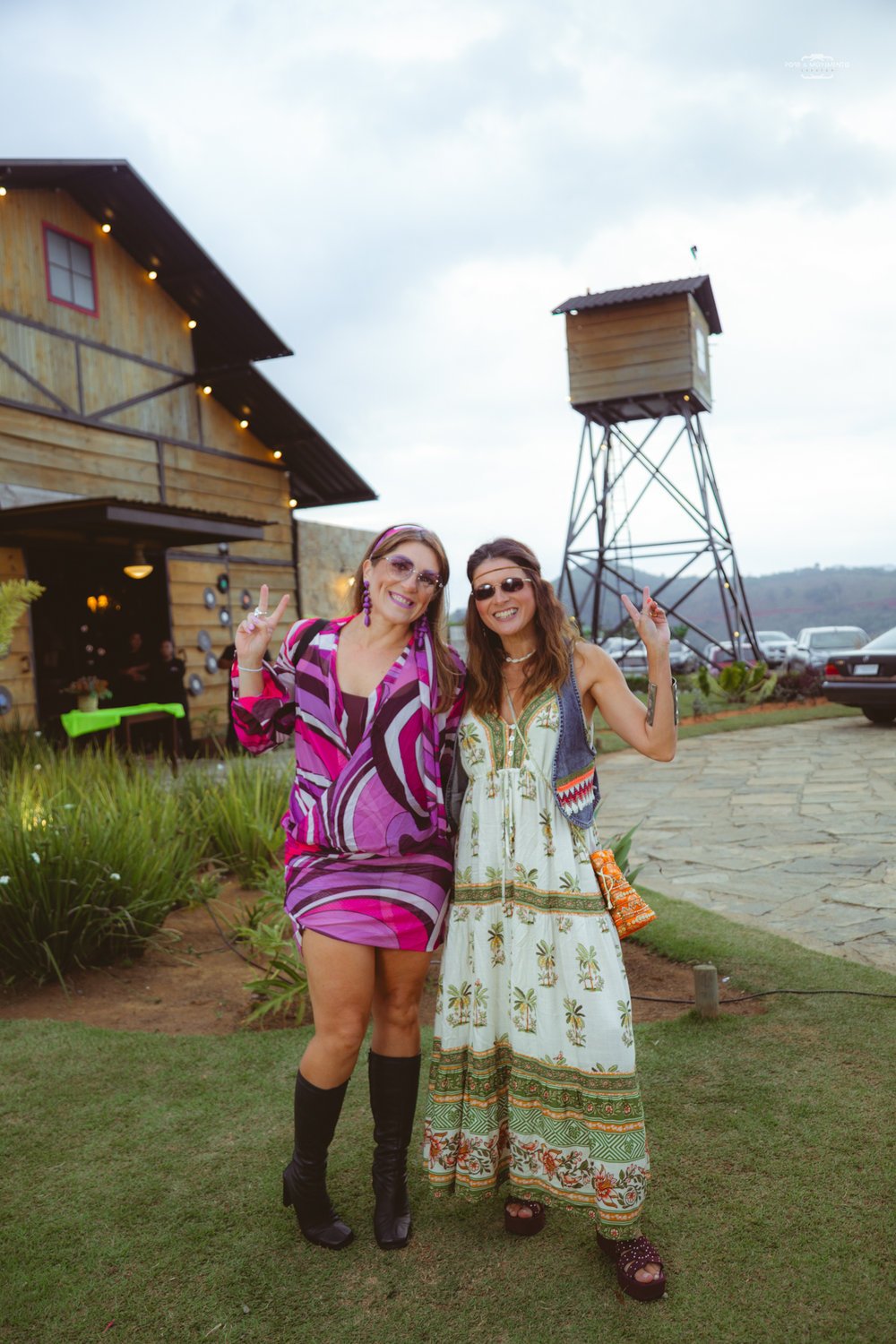 Duas convidadas com vestidos estampados dos anos 70