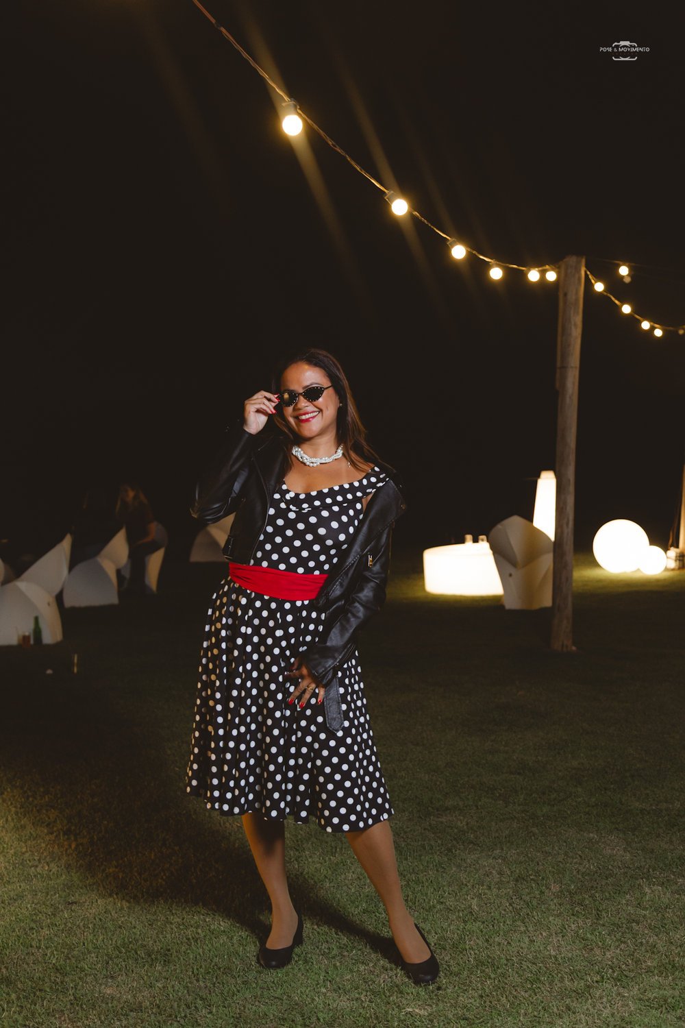 Convidada com vestido de bolinhas e jaqueta de couro